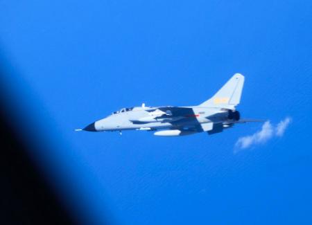 　航空自衛隊のＹＳ１１ＥＢ電子測定機に接近した中国軍のＪＨ７戦闘爆撃機＝９日（防衛省提供）