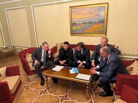 　１０日、ウクライナ・キーウでトランプ米大統領と電話会談するウクライナのゼレンスキー大統領（左から２人目）と欧州各国の首脳（ウクライナ外務省提供、ロイター＝共同）