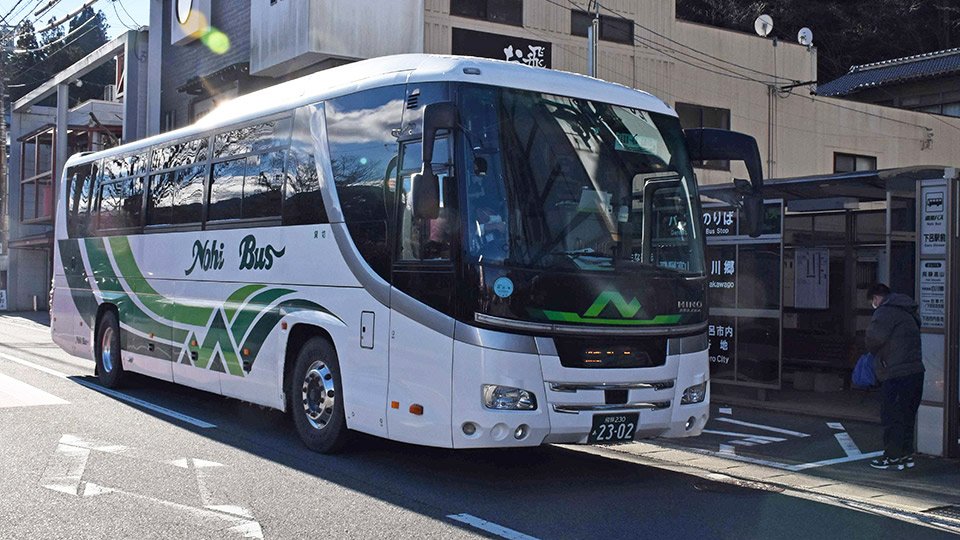 下呂から岐阜へ向かう濃飛バスの高速バスの初便＝下呂市幸田