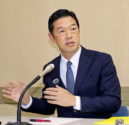 　福岡市長選に立候補を表明した稲富修二氏＝１３日午後、福岡市