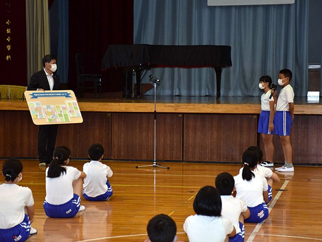 福島市の笹谷小学校から届いたメッセージを児童に紹介する山内登下呂市長＝８月２５日、下呂市小坂町小坂町、小坂小学校