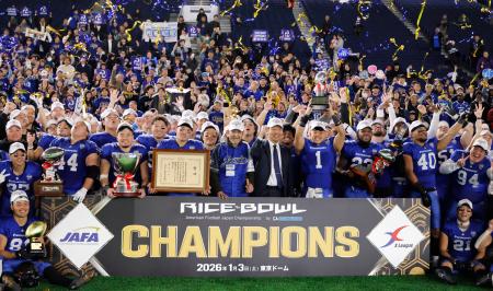 　２年連続６度目の優勝を果たし、記念写真に納まるパナソニックの選手ら＝東京ドーム