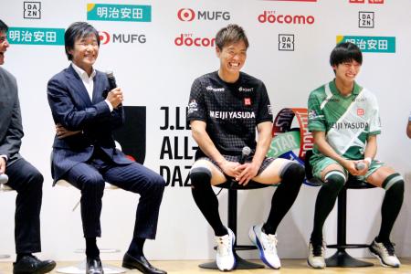 　Ｊリーグのオールスター戦出場選手の発表会に出席した浦和のＧＫ西川（中央）＝１２日、東京都新宿区