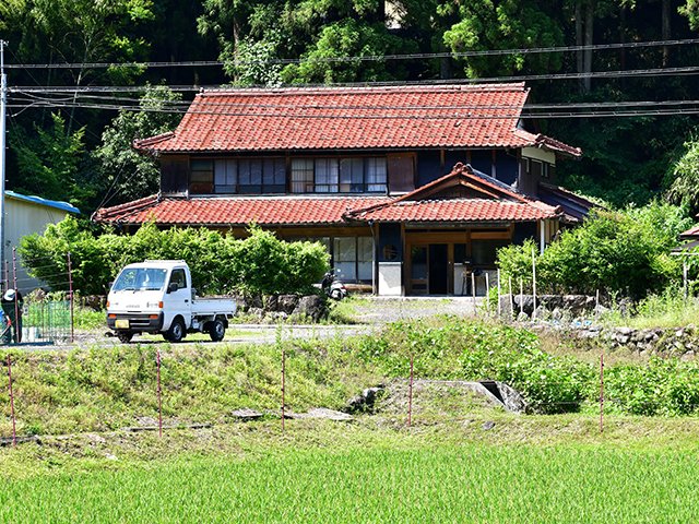 世間から離れて暮らしたい若者が共同生活する「ＷＡＫＥ　ＨＯＵＳＥ」。豊かな自然に囲まれる立派な古民家だ