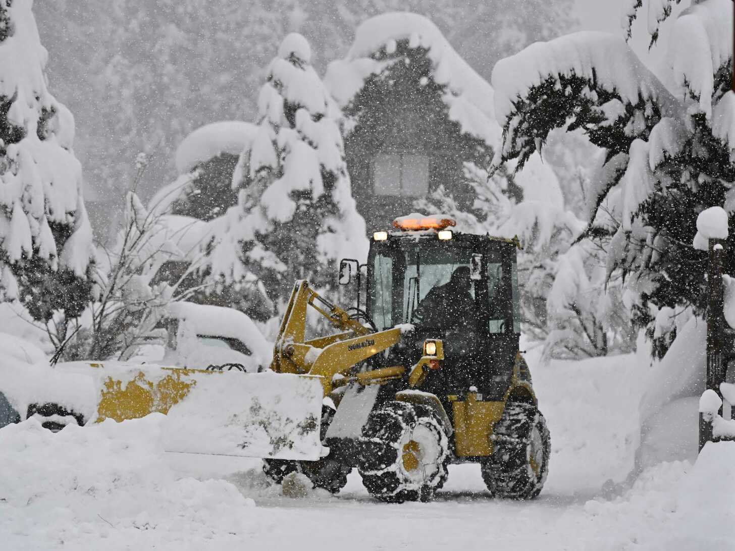 ２メートルを超す積雪になった白川郷合掌造り集落。除雪作業が続いていた＝１７日午後２時５５分、岐阜県白川村荻町