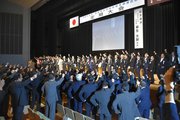 ガンバロー三唱する関係者ら＝岐阜市長良福光、長良川国際会議場