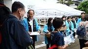 観光客らを出迎える都竹淳也市長（左から２人目）や中学生ら＝飛騨市古川町金森町、ＪＲ飛騨古川駅
