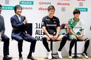 　Ｊリーグのオールスター戦出場選手の発表会に出席した浦和のＧＫ西川（中央）＝１２日、東京都新宿区