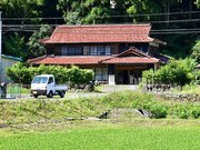世間から離れて暮らしたい若者が共同生活する「ＷＡＫＥ　ＨＯＵＳＥ」。豊かな自然に囲まれる立派な古民家だ