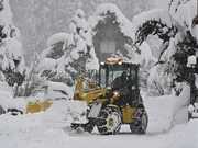 ２メートルを超す積雪になった白川郷合掌造り集落。除雪作業が続いていた＝１７日午後２時５５分、岐阜県白川村荻町
