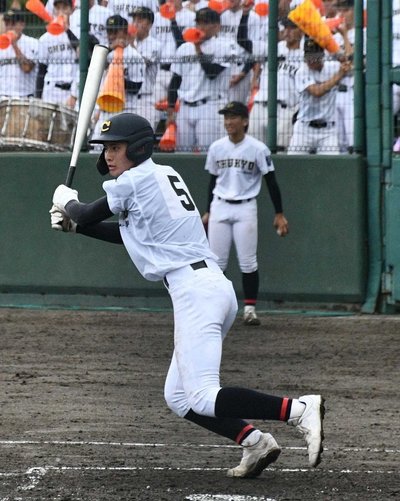 3回裏中京2死一、二塁、後藤行平が中前先制打を放つ