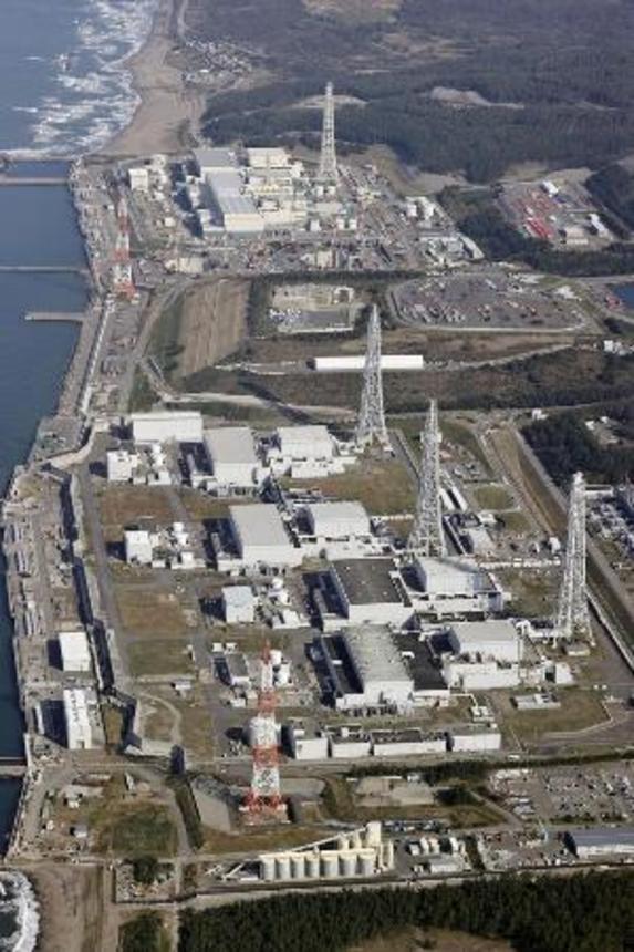 　新潟県の東京電力柏崎刈羽原発の（手前から）１、２、３、４号機と（間を開けて）７、６、５号機＝２０２５年１１月７日