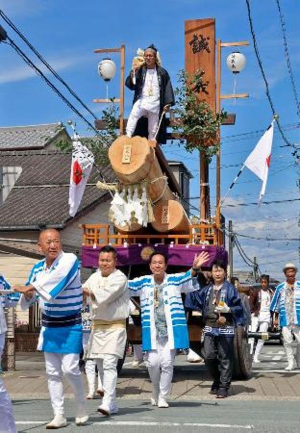 　伊勢神宮の式年遷宮に向けた伝統行事「お木曳」で、木材を載せた奉曳車を引っ張る住民＝９日午前、三重県伊勢市