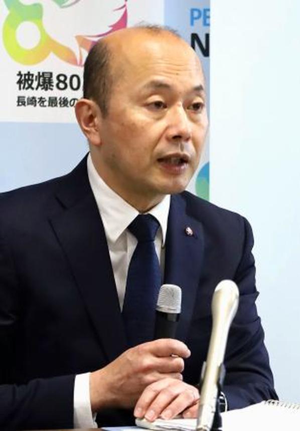　記者会見する長崎市の鈴木史朗市長＝２３日午後、長崎市役所