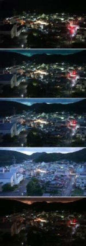 　強い光に照らされた高知県土佐清水市＝１９日午後１１時８分（無人定点カメラで撮影）