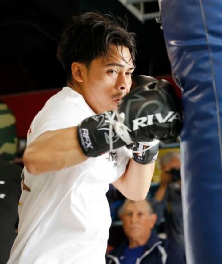 　ＩＢＦフェザー級戦に向け、練習するアンジェロ・レオ＝大阪市西成区