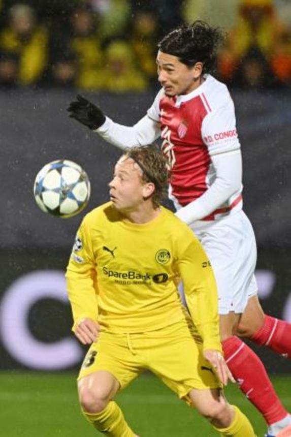 　ボデグリムト戦の前半、競り合うモナコの南野（右）＝ボードー（共同）