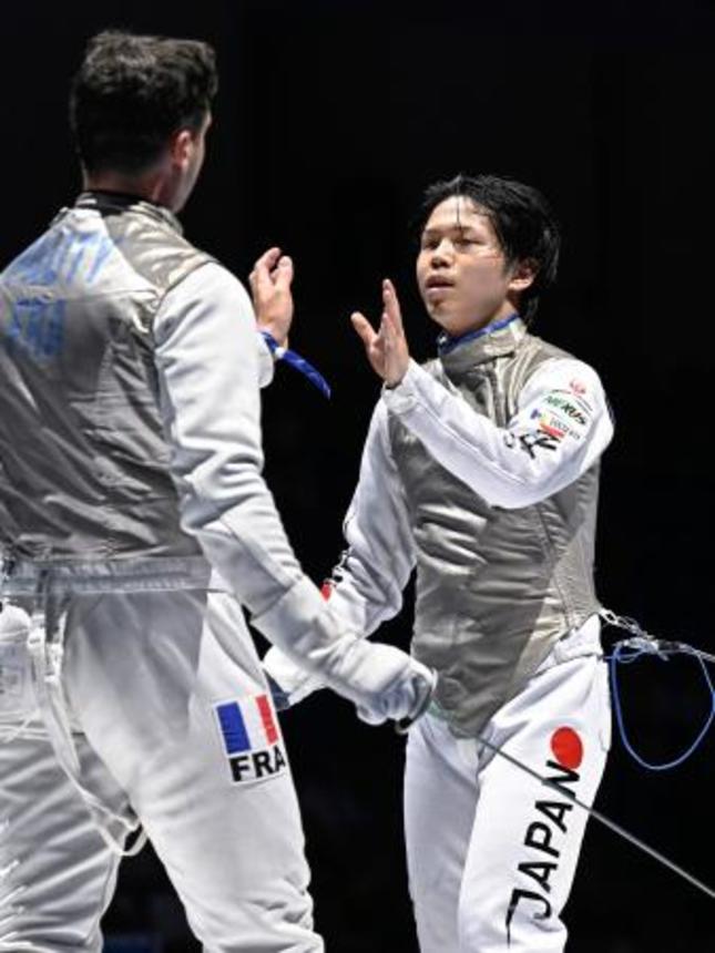 　男子フルーレ個人準々決勝でフランス選手に敗れた飯村一輝＝トビリシ（共同）