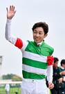 　第７６回安田記念をシックスペンスで制した武豊騎手。５７歳２カ月での勝利は中央Ｇ１最年長記録となった＝東京競馬場