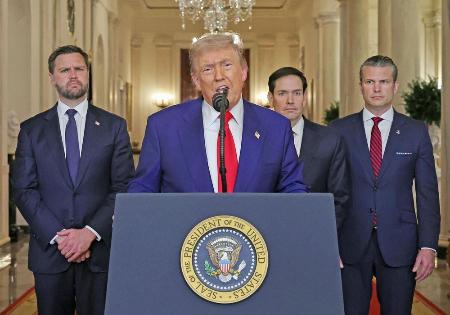 　トランプ米大統領（手前）＝２１日、ワシントンのホワイトハウス（ＡＰ＝共同）