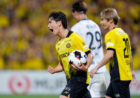 　柏―長崎　後半、チーム２点目のゴールを決め、雄たけびを上げる柏・小泉（左）＝三協Ｆ柏