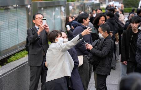 　司法試験の合格発表で、記念撮影する人たち＝１２日午後、東京・霞が関