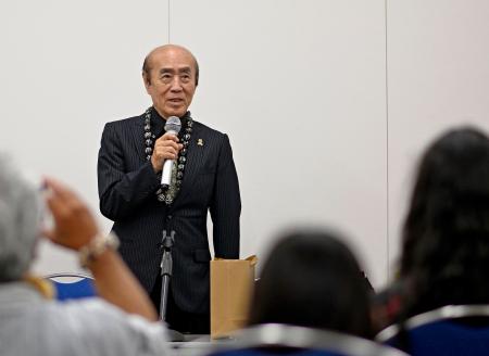 　ミュージカルの出演者らに講話する佐々木禎子さんの兄雅弘さん＝３１日午後、福岡市