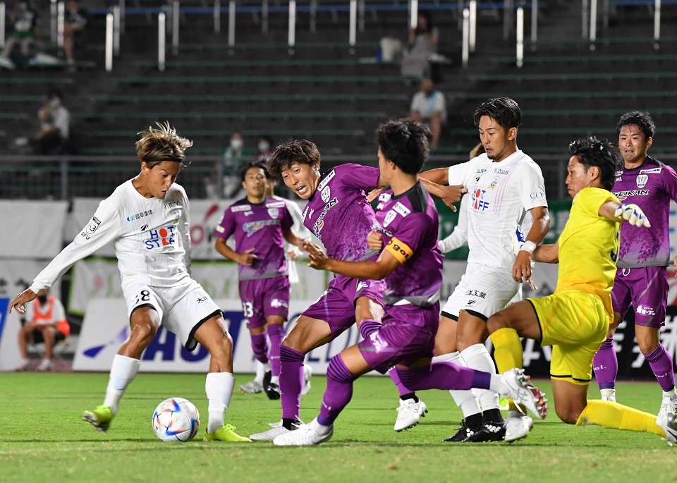 ＦＣ岐阜×藤枝＝前半、ゴール前の混戦の中、シュートを放つＦＣ岐阜のＭＦ藤岡（左端）＝長良川競技場