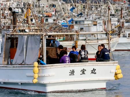 　石川県輪島市の輪島港から、もずくを採りに出漁する海女たち＝１日早朝