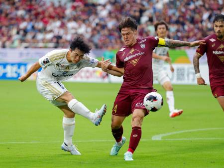 　神戸―町田　前半、ゴールを狙う町田・相馬。右は神戸・酒井＝ノエスタ