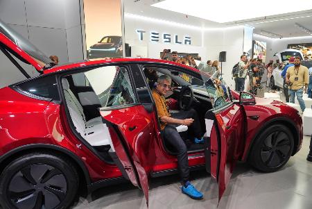 　インド・ムンバイの米テスラのショールームに展示されたモデルＹ＝１５日（ＡＰ＝共同）