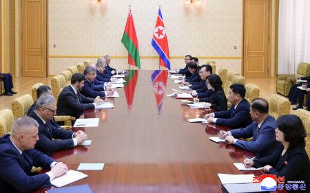 　会談するベラルーシの政府代表団（左側）と北朝鮮政府関係者＝８日、平壌（朝鮮中央通信＝共同）