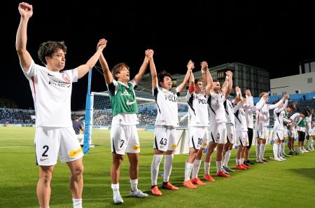 　横浜ＦＣに快勝し、サポーターと喜びを分かち合う浦和の選手たち＝ニッパツ