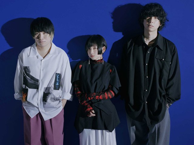 メジャーデビューしたＨａｋｕｂｉメンバーの片桐さん（中）、ヤスカワアルさん（右）、マツイユウキさん