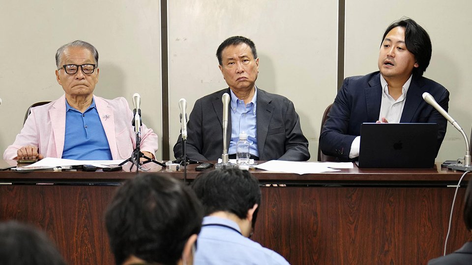 記者会見する漫画家の車田正美さん（中央）ら＝２日午前、東京都千代田区