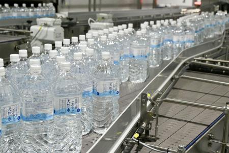 　「トライアル飲料塩谷工場」の製造ライン＝１７日午後、栃木県塩谷町