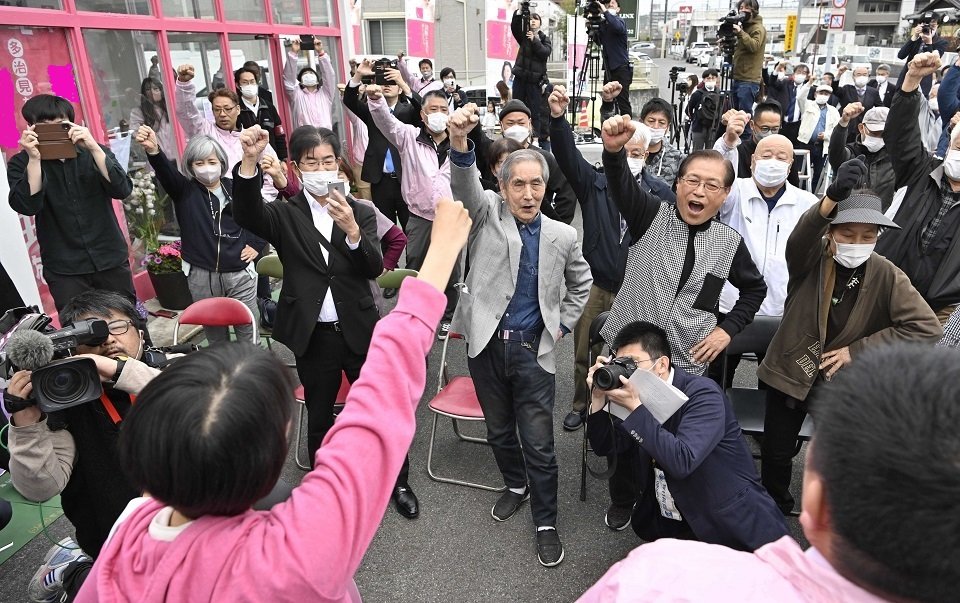 県議選が告示され、支持者と気勢を上げる立候補者（手前左）＝３１日午前１０時１分、多治見市内（画像の一部を加工しています）