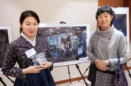 　「日韓フォトコンテスト」で生後間もない頃の写真が受賞した李静和さん（左）と、母大塚由美子さん＝２８日、ソウル（共同）
