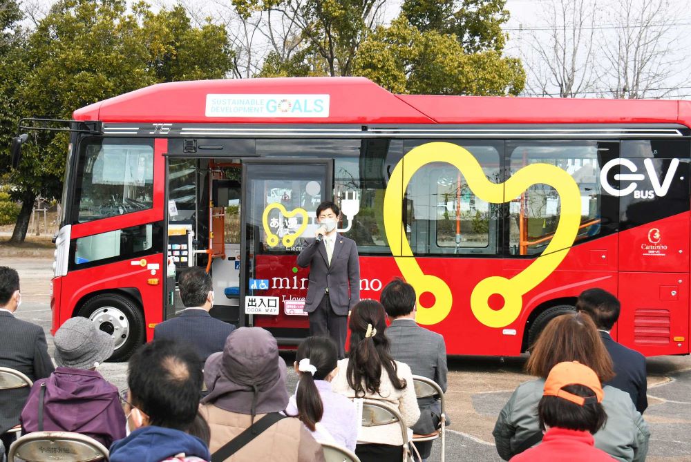 電気自動車の前であいさつする藤井浩人市長＝岐阜県美濃加茂市大手町（市提供）