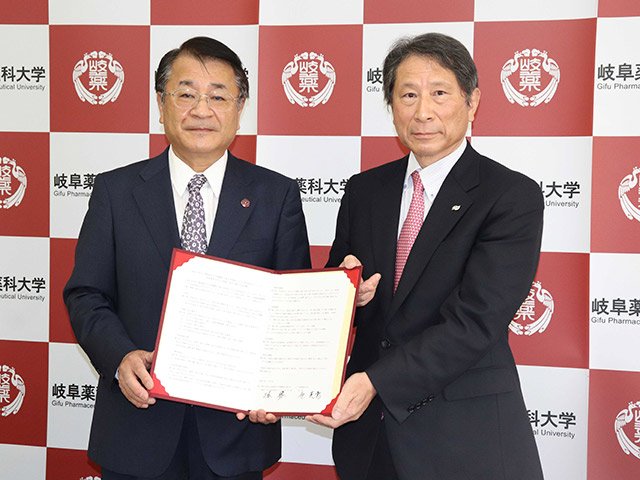 協定書に署名した原英彰学長（左）と堀勝センター長＝９日午後、岐阜市大学西、岐阜薬科大本部キャンパス