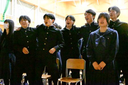 　ＴＥＲＵさんが制作した新応援歌を歌う生徒ら＝２４日午後、北海道函館市