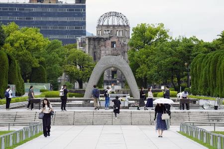 　平和記念公園。奥は原爆ドーム＝広島市中区