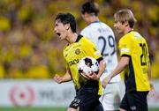 　柏―長崎　後半、チーム２点目のゴールを決め、雄たけびを上げる柏・小泉（左）＝三協Ｆ柏