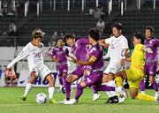 ＦＣ岐阜×藤枝＝前半、ゴール前の混戦の中、シュートを放つＦＣ岐阜のＭＦ藤岡（左端）＝長良川競技場