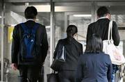 　長崎地裁に入る男子生徒の両親ら＝８日午後