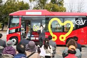 電気自動車の前であいさつする藤井浩人市長＝岐阜県美濃加茂市大手町（市提供）
