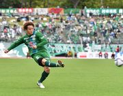 ＦＣ岐阜×松本＝前半、同点ゴールをアシストするクロスを入れるＦＣ岐阜のＭＦ窪田＝長良川競技場
