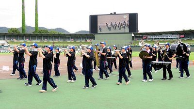 開会式のリハーサルに臨み、当日の流れを確認する高校生＝長良川