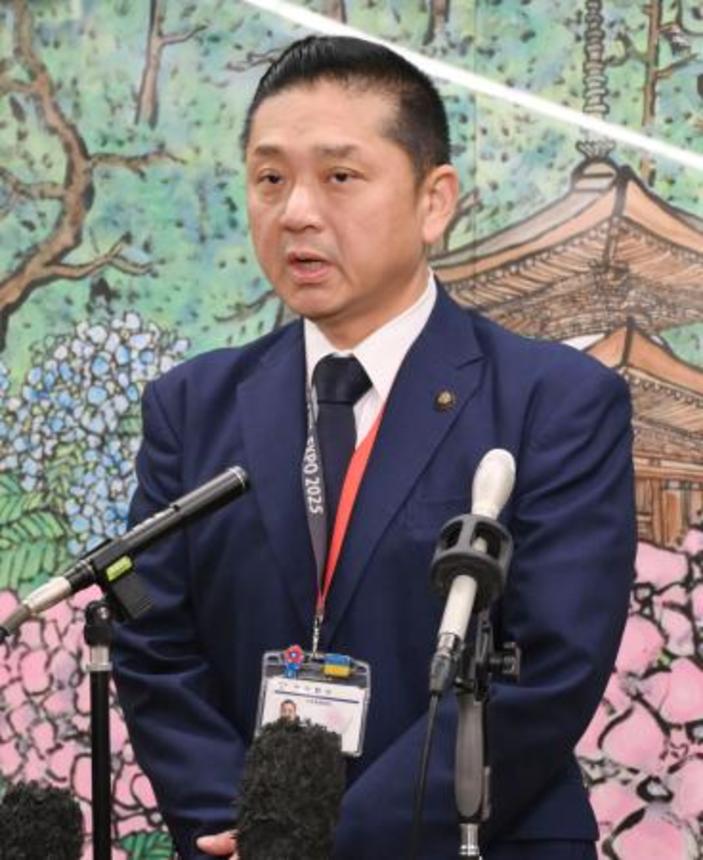 　取材に応じる大阪府泉佐野市の千代松大耕市長＝２５日午後、市役所