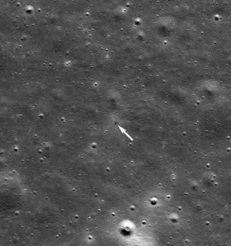 　ｉｓｐａｃｅの月着陸船「レジリエンス」の衝突地点（矢印）＝１１日（ＮＡＳＡ提供・共同）